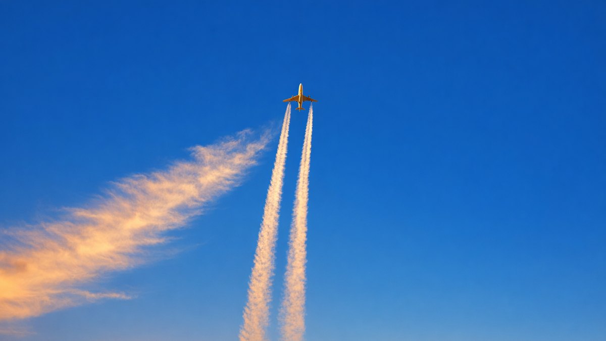 Ces traces blanches derrière les avions pèsent sur le climat : les éviter ferait gagner jusqu'à dix ans contre le réchauffement