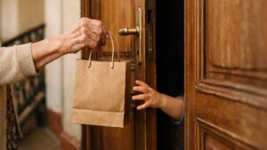 Elle apporte un petit cadeau à son petit-fils à chaque visite à Lyon : un mercredi, il ouvre la porte en demandant « tu m'as apporté quoi »