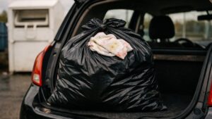 Elle jette ses draps troués aux ordures depuis vingt ans près de Metz : à la déchetterie, l'agent lui montre la borne qui les attendait